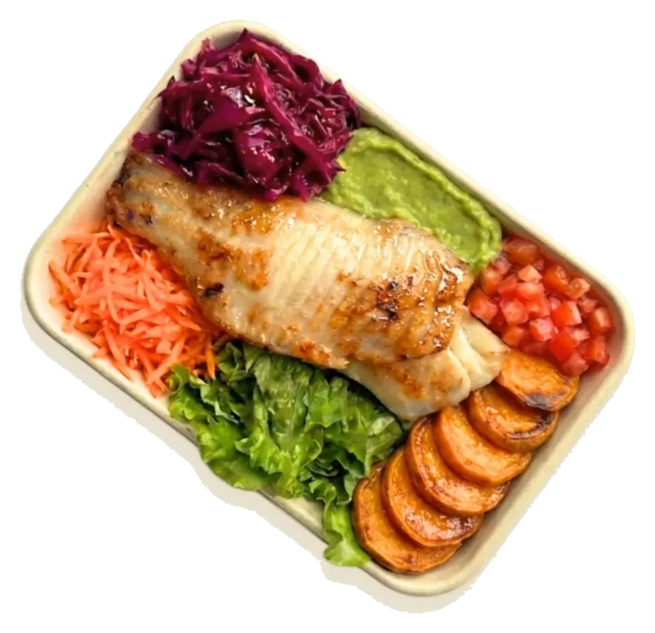 Bowl de pescado a la plancha con camote asado, chucrut morado, guacamole y lechuga
