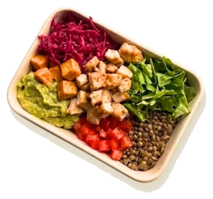 Bowl de pollo en cubos con lentejas, camote asado, guacamole, chucrut morado, tomate picado y lechuga